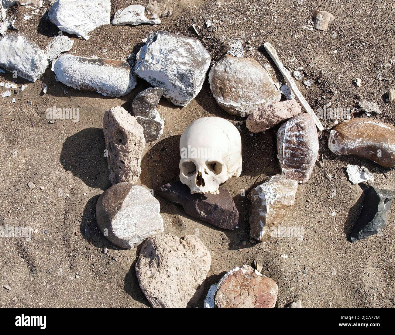 Le cimetière Chauchilla près de Nazca (Pérou) avec ses dizaines de tombes, où vous pouvez observer les restes de quelques momies et l'enterrement caractéristique Banque D'Images