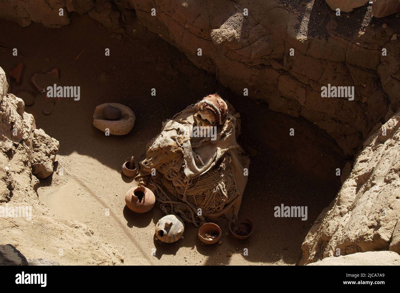 Le cimetière Chauchilla près de Nazca (Pérou) avec ses dizaines de tombes, où vous pouvez observer les restes de quelques momies et l'enterrement caractéristique Banque D'Images