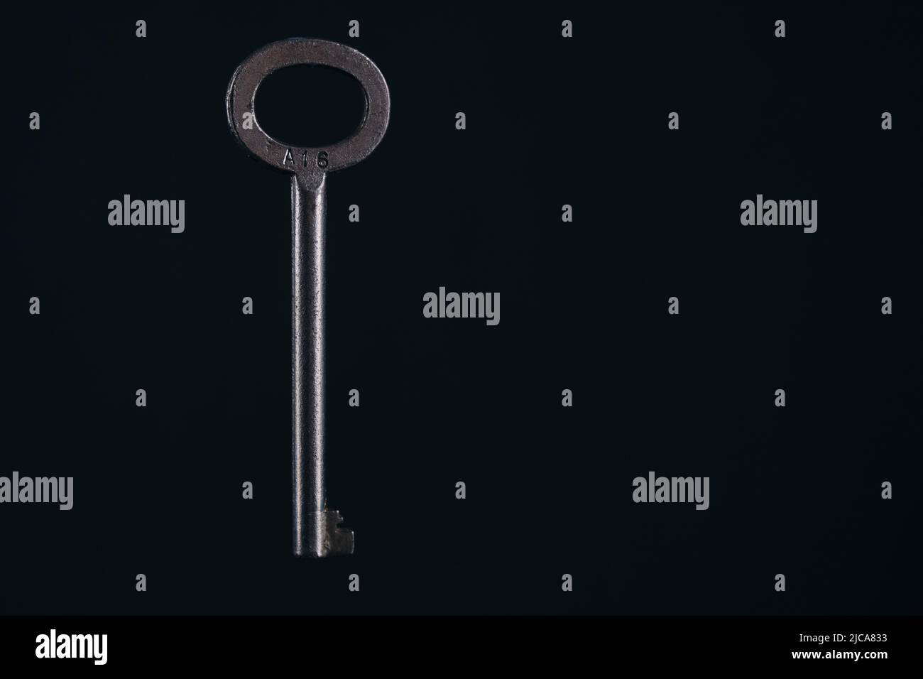 Ancien rétro rétro rétro clé fond noir Banque D'Images