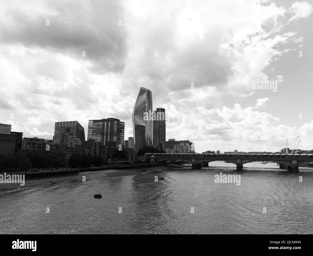 Londres, Grand Londres, Angleterre, 08 juin 2022 : monochrome. Blackfriars Bridge, des bâtiments de haute élévation et une plage Banque D'Images