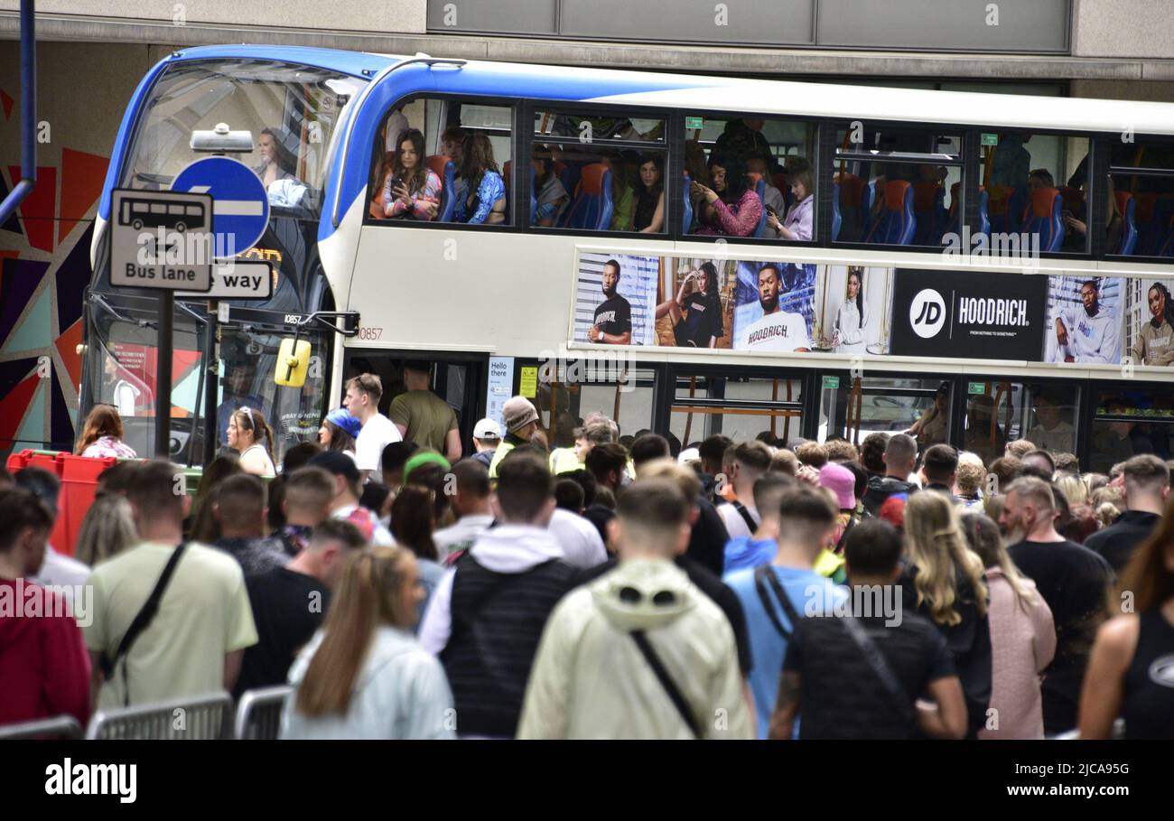 Manchester, Royaume-Uni. 11th juin 2022. Quelque 80 000 000 fans de musique se dirigent vers le festival Parklife, Heaton Park, Manchester, Angleterre, Royaume-Uni, pour l'événement de deux jours. Les fans se rendent en bus ou en tramway depuis le centre-ville. Crédit : Terry Waller/Alay Live News Banque D'Images