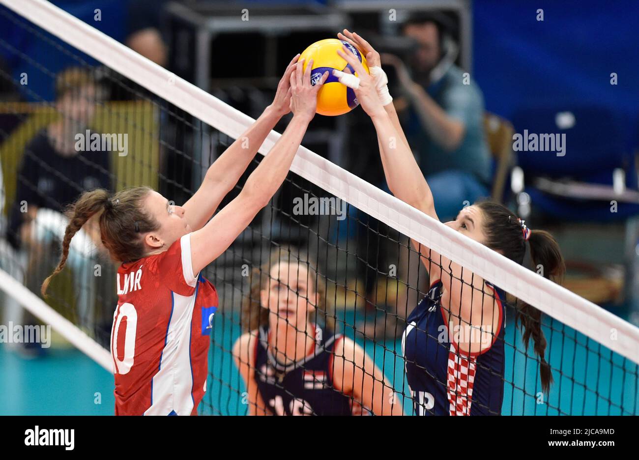 Zlin, République tchèque. 11th juin 2022. L-R Katerina Valkova (tchèque) et Bozana Butigan (Croatie) en action pendant la Ligue européenne d'or de Volleyball CEV 2022, République tchèque contre Croatie, on 11 juin 2022, à Zlin, République tchèque. Crédit: Dalibor Gluck/CTK photo/Alamy Live News Banque D'Images