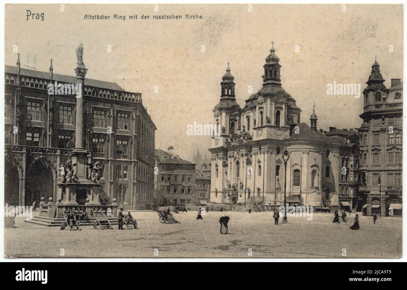 L'église Saint-Nicolas (Kostel svatého Mikuláše) et la colonne Mariale (Mariánský sloup) de la place de la Vieille ville (Staroměstské náměstí) à Prague, Autriche-Hongrie, représentées dans la carte postale ancienne publiée avant 1908. L'Église de Saint Nicolas est décrite comme l'Église russe (Russische Kirche) parce qu'elle a été utilisée par la communauté orthodoxe russe avant la première Guerre mondiale. L'aile néo-gothique de la vieille mairie (Staroměstská radnice) détruite dans les derniers jours de la Seconde Guerre mondiale est visible à gauche. Courtoisie de la collection de cartes postales Azoor. Banque D'Images