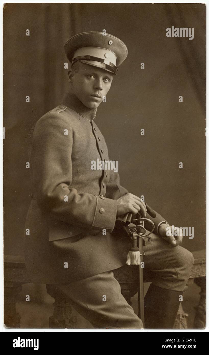 Jeune officier de l'Armée impériale allemande portant un uniforme de parade avec une épée d'officier photographiée vers 1910 par le photographe de Munich Herman Tietz dans son atelier à Munich, Bavière, Allemagne. Avec l'aimable autorisation de la collection de photos Azoor. Banque D'Images