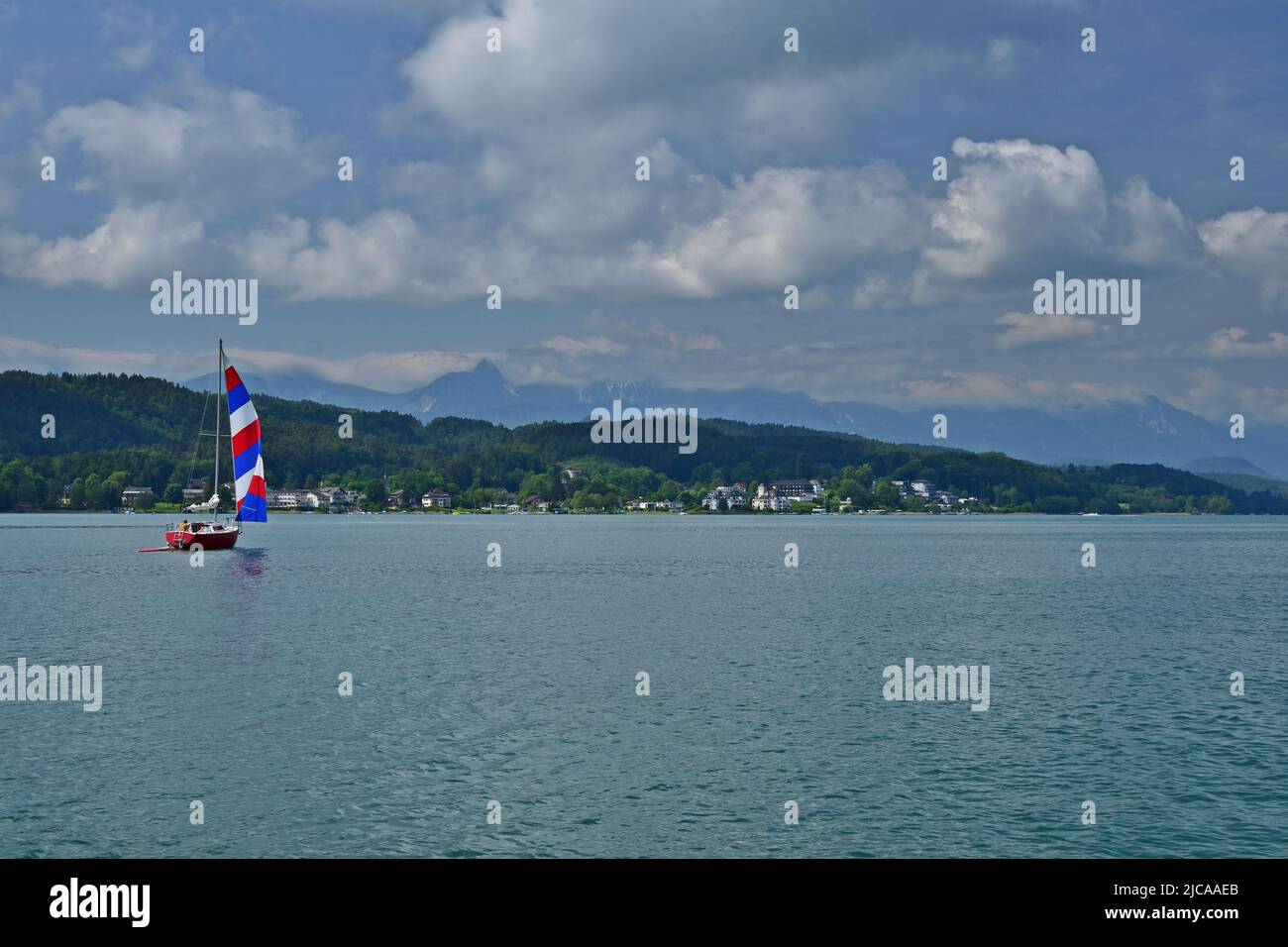 Vue panoramique sur le lac Worth, Autriche avec un bateau à voile Banque D'Images