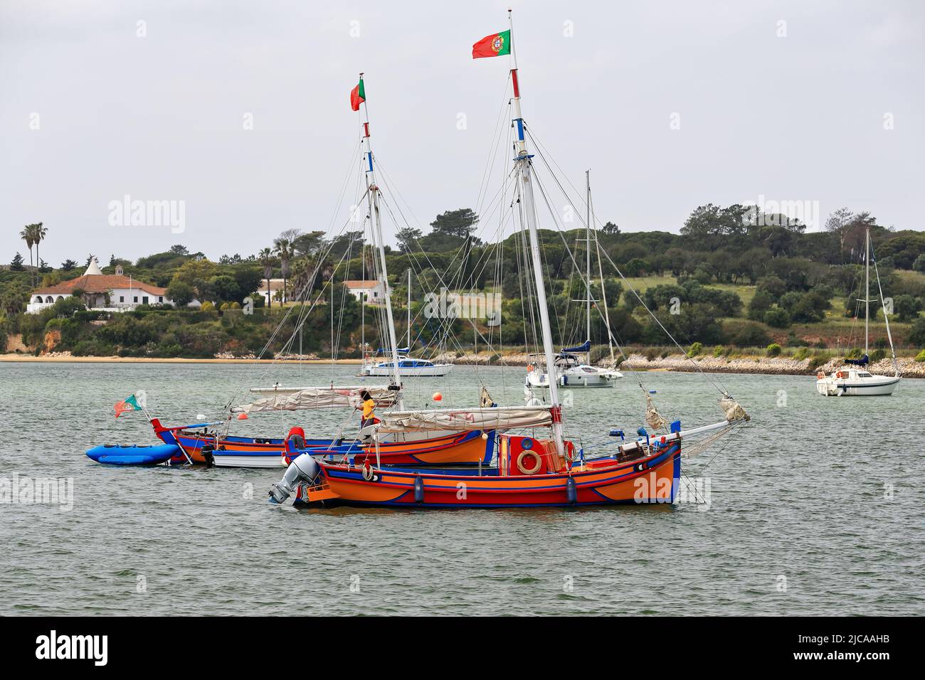 Bateaux rouges à usage touristique ancrés dans l'estuaire de Ria do Alvor. Portimao-Portugal-322 Banque D'Images