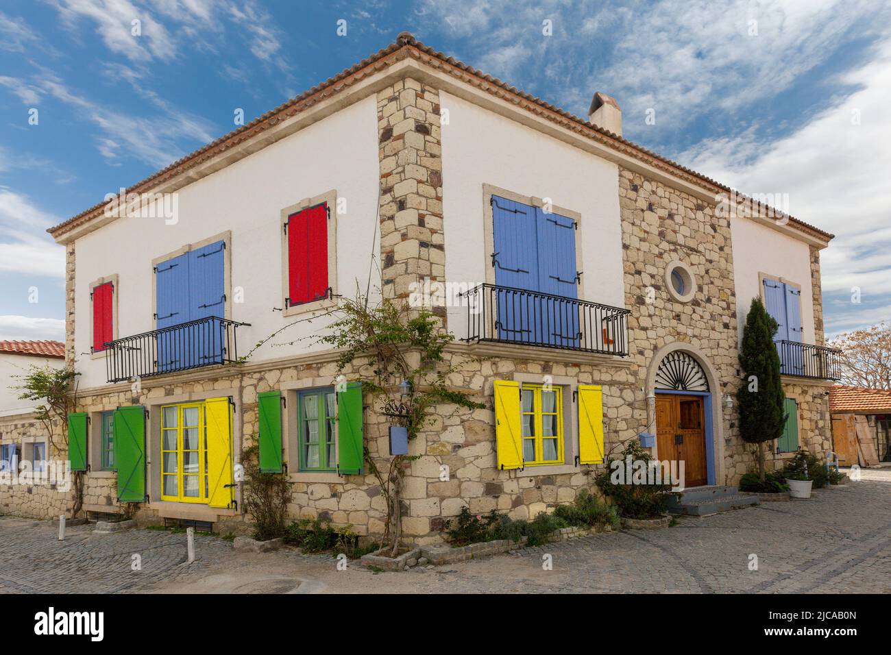 Ancienne maison avec volets colorés à Alacati, Izmir, Turquie Banque D'Images