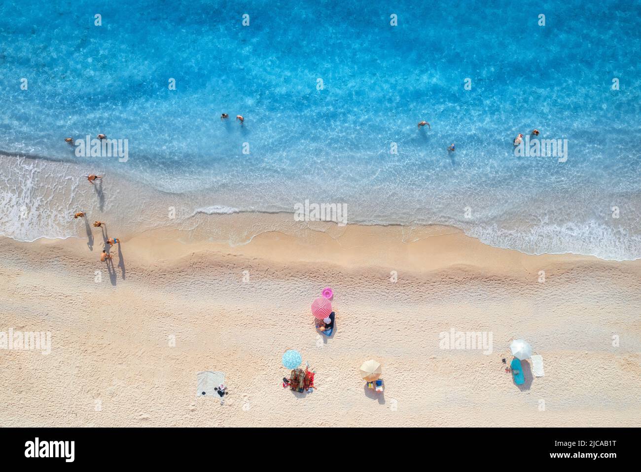 Vue aérienne sur la mer adriatique, les vagues, la plage de sable et les parasols Banque D'Images