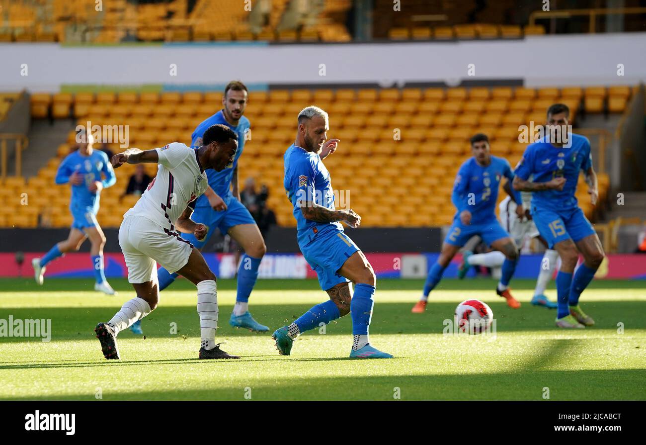 Raheem Sterling, en Angleterre, a tiré sur le but lors du match de l'UEFA Nations League au Molineux Stadium, Wolverhampton. Date de la photo: Samedi 11 juin 2022. Banque D'Images