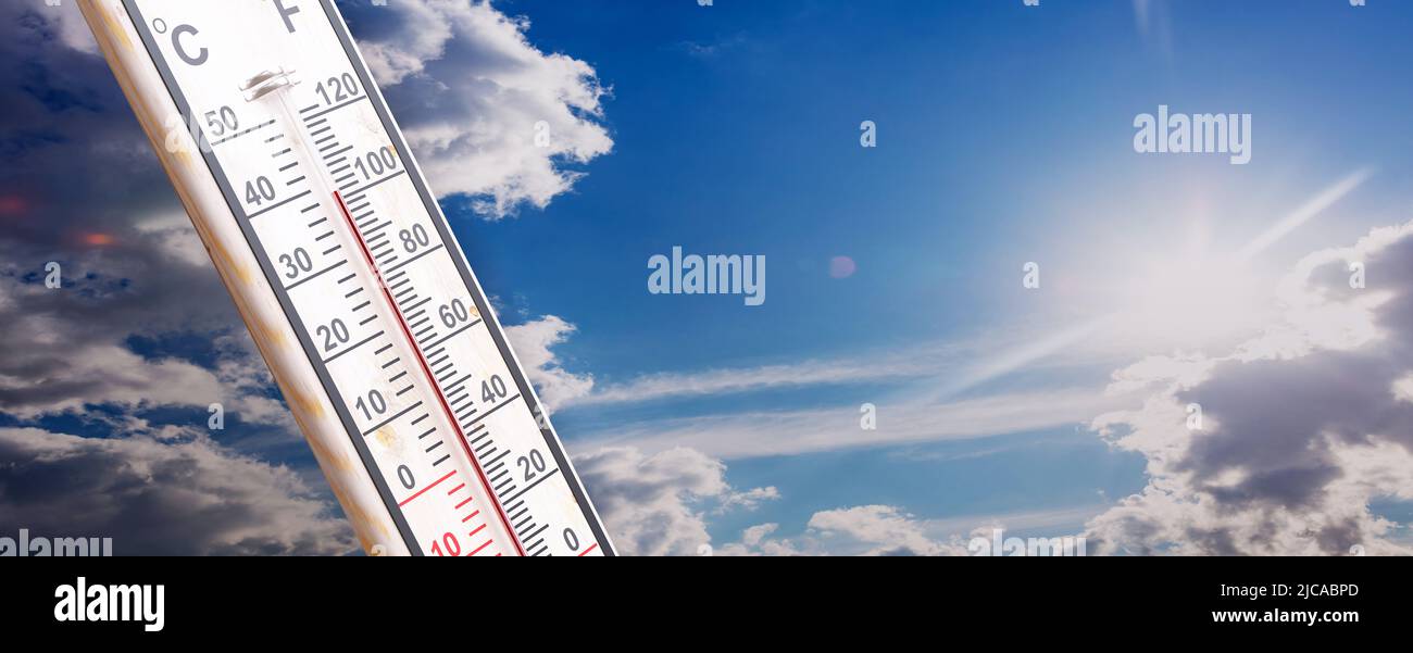 Chaleur estivale, température extérieure élevée, temps chaud dans le désert. Thermomètre atteignant 100 degrés Fahrenheit sur fond bleu ciel, bannière. Jour ensoleillé Banque D'Images
