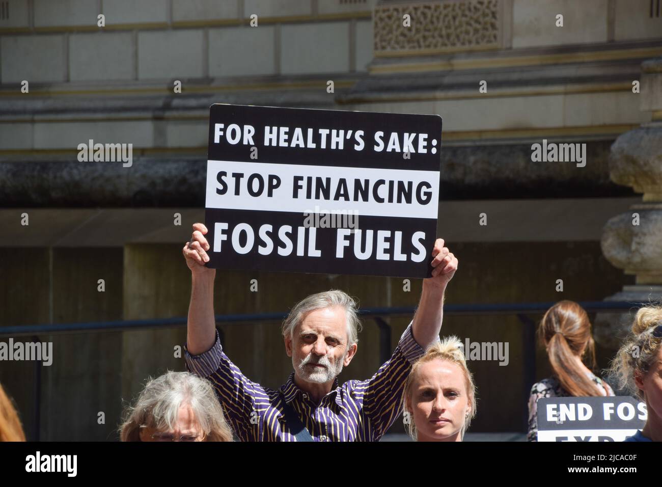 Londres, Royaume-Uni. 11th juin 2022. Les manifestants devant le Trésor. Extinction les médecins, les infirmières et les autres professionnels de la santé se sont réunis pour protester à Westminster afin d'exiger la fin des investissements dans les combustibles fossiles. Credit: Vuk Valcic/Alamy Live News Banque D'Images