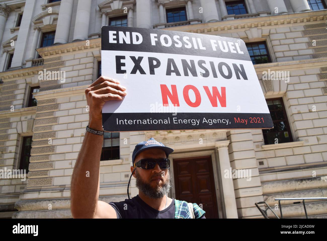 Londres, Angleterre, Royaume-Uni. 11th juin 2022. Un manifestant détient un écriteau sur les combustibles fossiles en dehors du Trésor. Extinction les médecins, les infirmières et les autres professionnels de la santé de la rébellion se sont réunis à Westminster pour exiger la fin des investissements dans les combustibles fossiles. (Image de crédit : © Vuk Valcic/ZUMA Press Wire) Banque D'Images