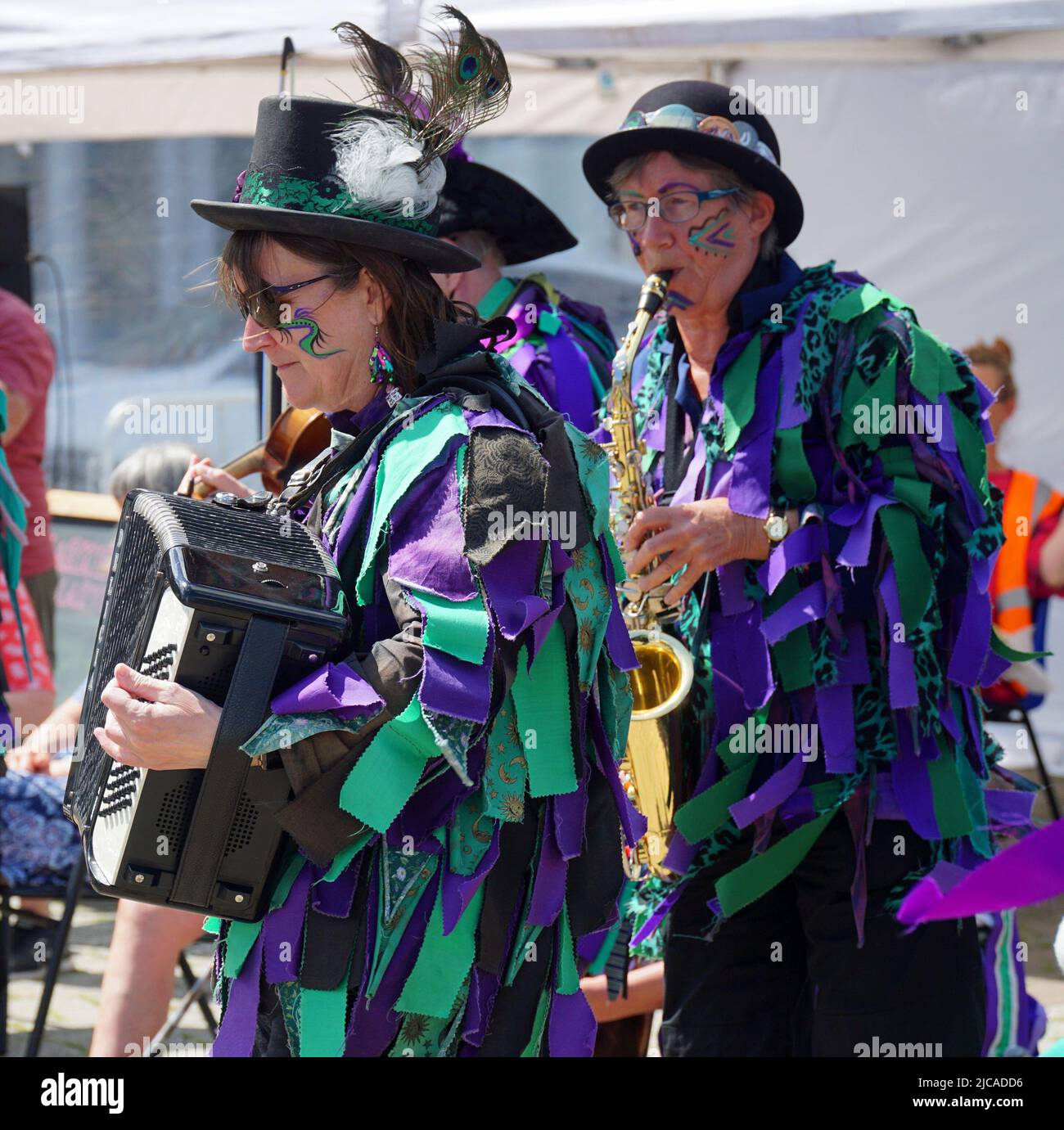 Les musiciens Border Morris de la maison de cricket se produisent en costume Banque D'Images