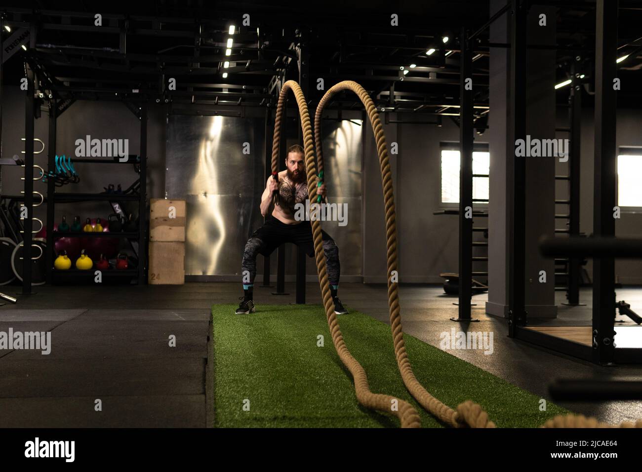 Corde homme fitness gym barbe entraînement combat ajustement sport exercice, concept équipement actif de l'activité physique, énergie caucasienne Banque D'Images