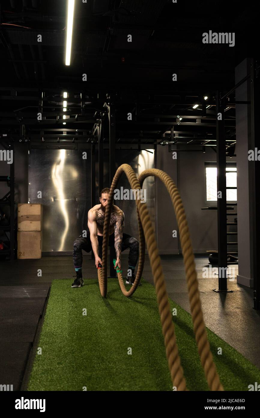 Corde homme fitness gym barbe entraînement combat ajustement sport exercice, concept équipement actif de l'activité physique, énergie caucasienne Banque D'Images