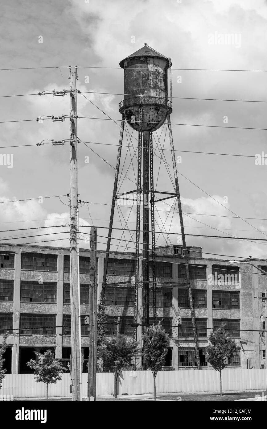 Usine automobile abandonnée. Fermés et en état de réparation, les anciennes usines automobiles se détériorent et créent un blight urbain. Banque D'Images