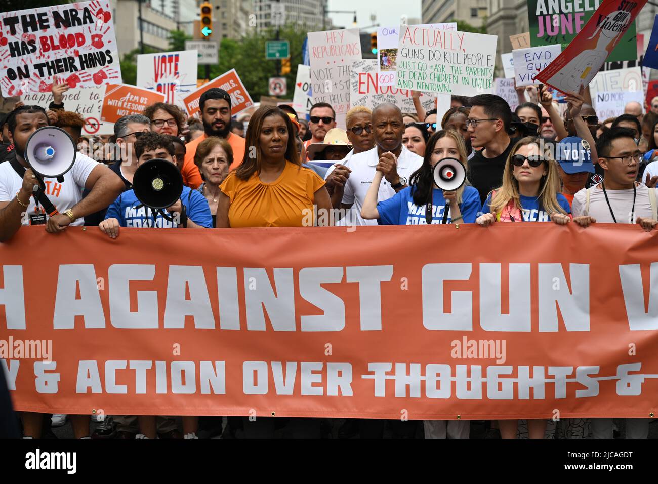 Letitia James et le maire Eric Adams se joignent aux manifestants lors de la manifestation « la moustache pour nos vies » sur 11 juin 2022 à New York. Banque D'Images