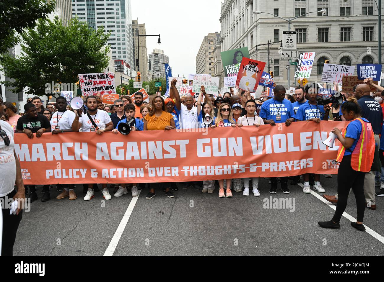 Letitia James et le maire Eric Adams se joignent aux manifestants lors de la manifestation « la moustache pour nos vies » sur 11 juin 2022 à New York. Banque D'Images