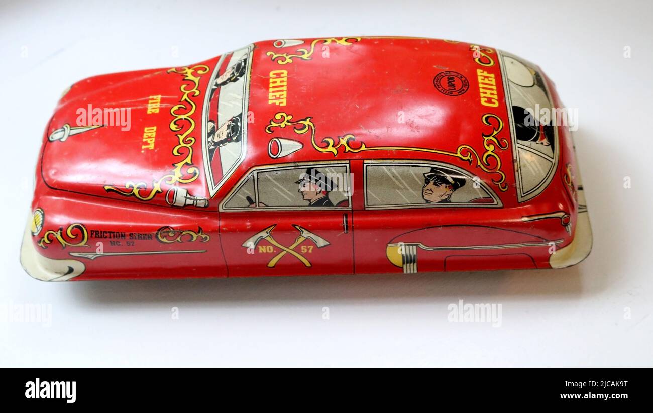 Collection antique rouge étain litho feu voiture chef sur fond blanc Banque D'Images