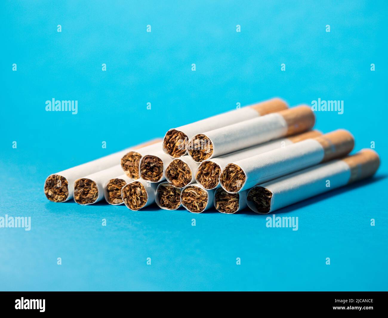 Cigarettes sur fond bleu avec espace publicitaire. Banque D'Images