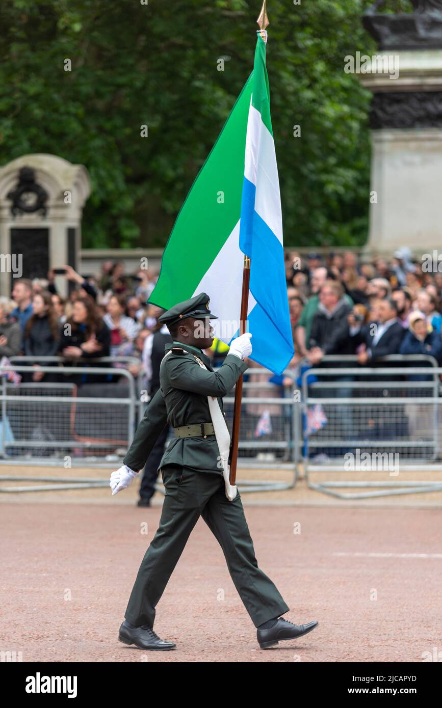 Drapeau Sierra-léonais marching au porteur dans la section Commonwealth de l'acte pour la Reine et le pays de Platinum Jubilee Pageant, The Mall, Londres Banque D'Images