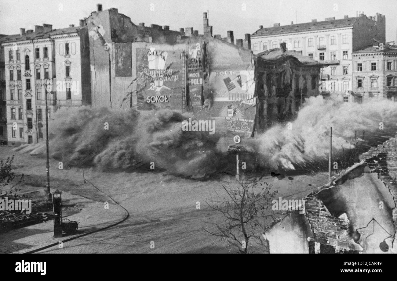 Les ruines de Varsovie. Varsovie a été lourdement endommagée en 1939. En 1944, le célèbre soulèvement de Varsovie fut une tentative majeure et sérieuse de lutter contre les occupants nazis. La réponse allemande a été intransigeante et violente et une fois que l'Armée de l'intérieur polonaise a été vaincue, la ville a été systématiquement détruite. Banque D'Images