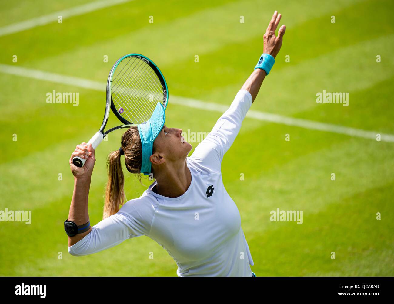 Birmingham, ROYAUME-UNI. 11 juin 2022. Emily Appleton de Grande-Bretagne joue un front contre Lesia Tsurenko d'Ukraine pendant le match qualifiant le premier jour lors du classique Rothesay Birmingham 2022 au Club du Prieuré d'Edgbaston le samedi, 11 juin 2022 à Birmingham, ANGLETERRE. Credit: Taka G Wu/Alay Live News Banque D'Images