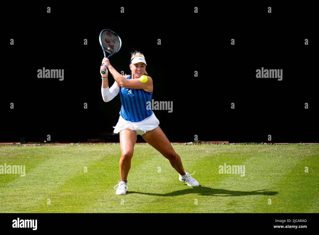 Birmingham, ROYAUME-UNI. 11 juin 2022. Emily Appleton de Grande-Bretagne joue un front contre Lesia Tsurenko d'Ukraine pendant le match qualifiant le premier jour lors du classique Rothesay Birmingham 2022 au Club du Prieuré d'Edgbaston le samedi, 11 juin 2022 à Birmingham, ANGLETERRE. Credit: Taka G Wu/Alay Live News Banque D'Images