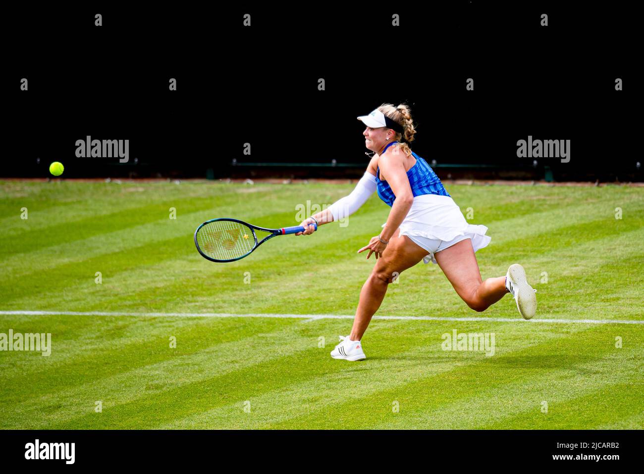 Birmingham, ROYAUME-UNI. 11 juin 2022. Emily Appleton de Grande-Bretagne joue un front contre Lesia Tsurenko d'Ukraine pendant le match qualifiant le premier jour lors du classique Rothesay Birmingham 2022 au Club du Prieuré d'Edgbaston le samedi, 11 juin 2022 à Birmingham, ANGLETERRE. Credit: Taka G Wu/Alay Live News Banque D'Images