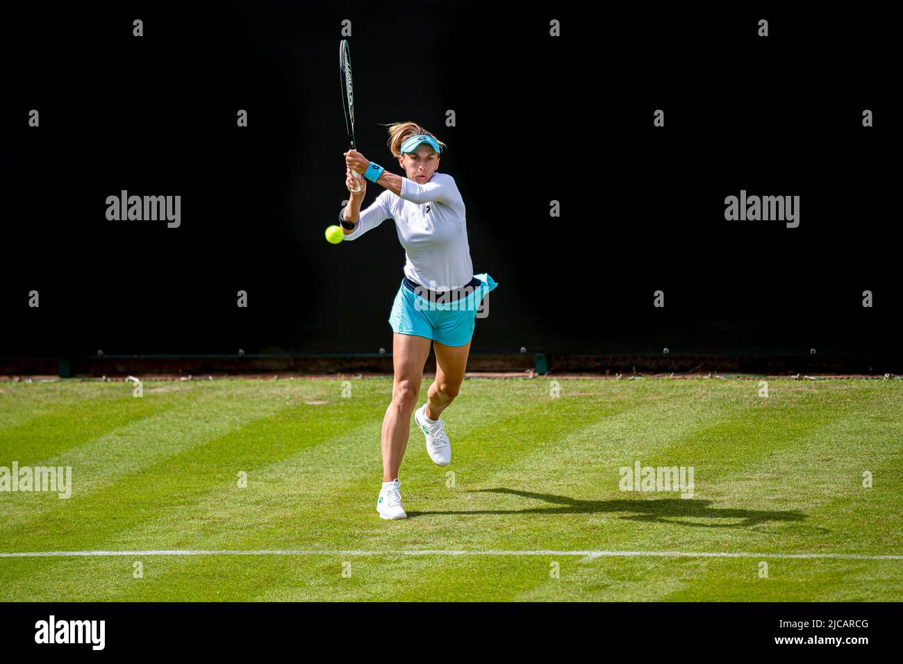 Birmingham, ROYAUME-UNI. 11 juin 2022. Emily Appleton de Grande-Bretagne joue un front contre Lesia Tsurenko d'Ukraine pendant le match qualifiant le premier jour lors du classique Rothesay Birmingham 2022 au Club du Prieuré d'Edgbaston le samedi, 11 juin 2022 à Birmingham, ANGLETERRE. Credit: Taka G Wu/Alay Live News Banque D'Images