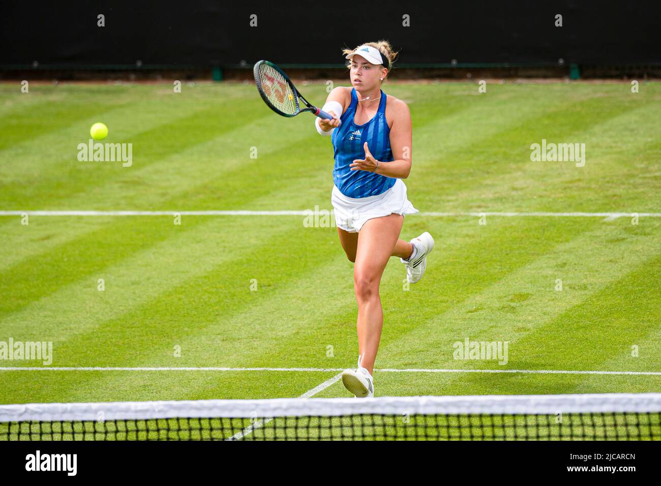 Birmingham, ROYAUME-UNI. 11 juin 2022. Emily Appleton de Grande-Bretagne joue un front contre Lesia Tsurenko d'Ukraine pendant le match qualifiant le premier jour lors du classique Rothesay Birmingham 2022 au Club du Prieuré d'Edgbaston le samedi, 11 juin 2022 à Birmingham, ANGLETERRE. Credit: Taka G Wu/Alay Live News Banque D'Images