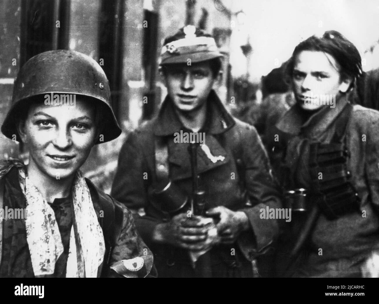 Tadeusz Rajszczak 'maszynka' (à gauche) et deux autres jeunes soldats du bataillon 'Miotła' pendant le soulèvement de Varsovie, le 2 septembre 1944. Le soulèvement de Varsovie a été une tentative massive de l'Armée de l'intérieur polonaise de vaincre l'occupation Wehrmacht et SS vers la fin de WW2. Banque D'Images