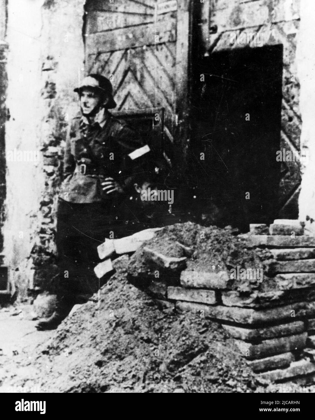 Soldats en garde à l'entrée du quartier général de commandement pendant le soulèvement de Varsovie. Le soulèvement de Varsovie a été une tentative massive de l'Armée de l'intérieur polonaise de vaincre l'occupation Wehrmacht et SS vers la fin de WW2. Banque D'Images