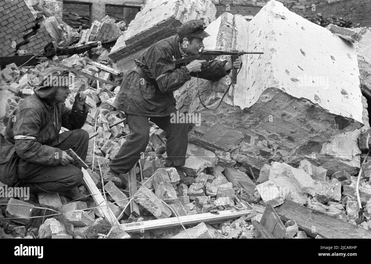 Home les soldats de l'armée Henryk Ożarek 'Henio' (à gauche), tenant un pistolet vis, et Tadeusz Przybyszewski 'Roma' (à droite), tirant une mitrailleuse Błyskawica, de la compagnie 'Anna' du Bataillon 'Gustaw' qui combat dans la rue Kredytowa-Królewska, 3 octobre 1944. Le soulèvement de Varsovie a été une tentative massive de l'Armée de l'intérieur polonaise de vaincre l'occupation Wehrmacht et SS vers la fin de WW2. Banque D'Images
