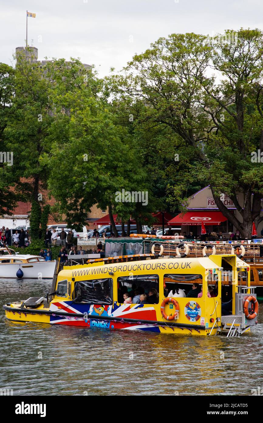 Windsor, Royaume-Uni. 4th juin 2022. Un véhicule amphibie passe le long de la Tamise, devant le château de Windsor, avant la flottille du Jubilé de platine, une procession sur la rivière menée par la Barge Gloriana de la Reine pour marquer le Jubilé de platine de la reine Elizabeth II. Windsor organise une série de célébrations du Jubilé de platine pendant le week-end des fêtes de Jubilé Bank. Crédit : Mark Kerrison/Alamy Live News Banque D'Images