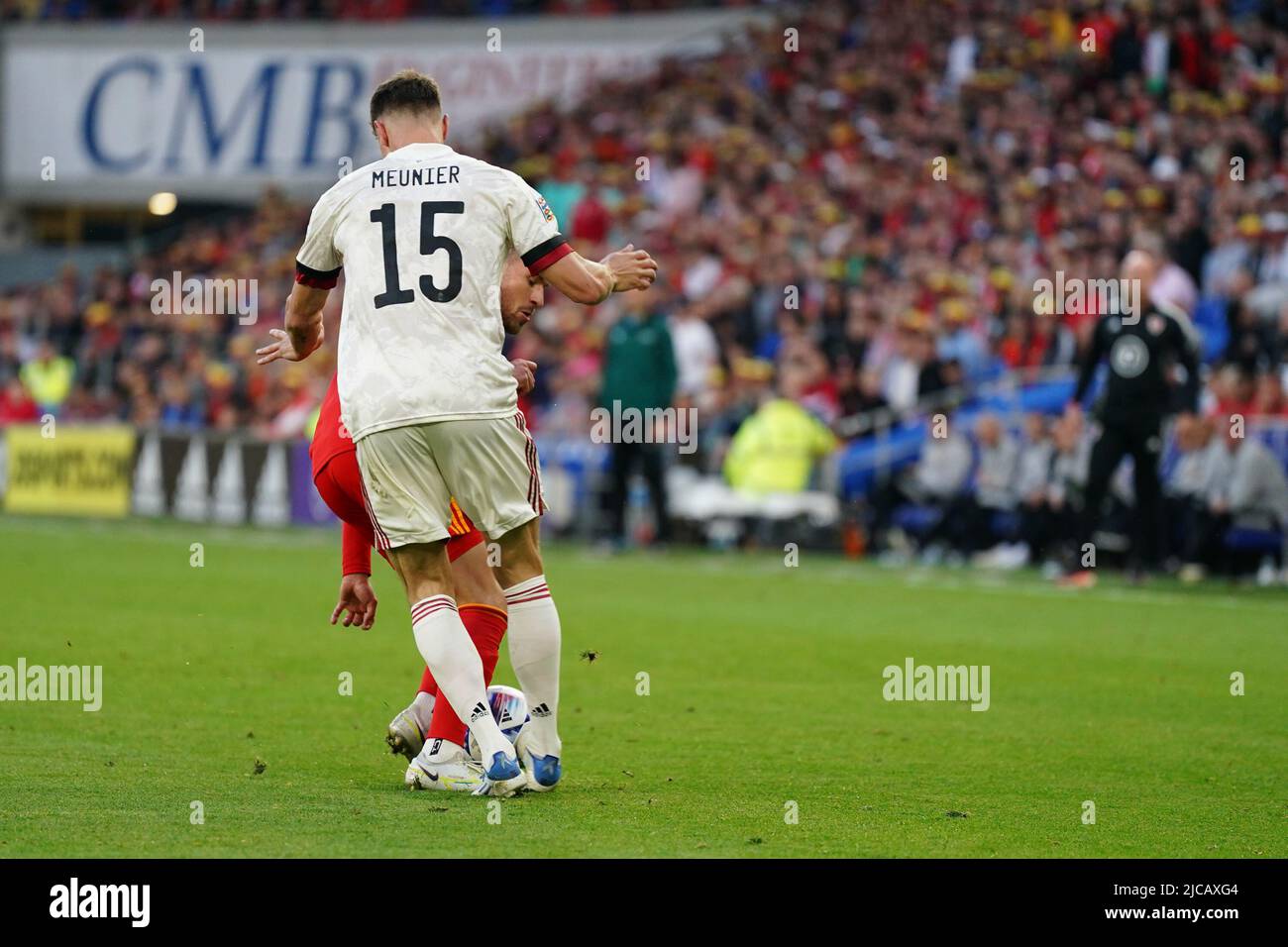 Aaron Ramsey, du pays de Galles, s'attaque à Thomas Meunier, de Belgique, lors du match de l'UEFA Nations League entre le pays de Galles et la Belgique au Cardiff City Stadium, Cardiff, pays de Galles, le 11 juin 2022. Photo de Scott Boulton. Utilisation éditoriale uniquement, licence requise pour une utilisation commerciale. Aucune utilisation dans les Paris, les jeux ou les publications d'un seul club/ligue/joueur. Crédit : UK Sports pics Ltd/Alay Live News Banque D'Images