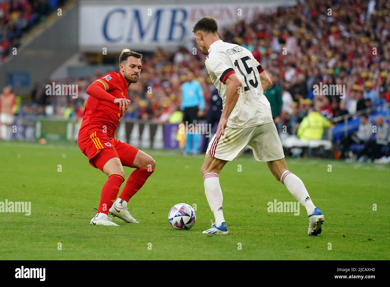 Aaron Ramsey, du pays de Galles, s'attaque à Thomas Meunier, de Belgique, lors du match de l'UEFA Nations League entre le pays de Galles et la Belgique au Cardiff City Stadium, Cardiff, pays de Galles, le 11 juin 2022. Photo de Scott Boulton. Utilisation éditoriale uniquement, licence requise pour une utilisation commerciale. Aucune utilisation dans les Paris, les jeux ou les publications d'un seul club/ligue/joueur. Crédit : UK Sports pics Ltd/Alay Live News Banque D'Images