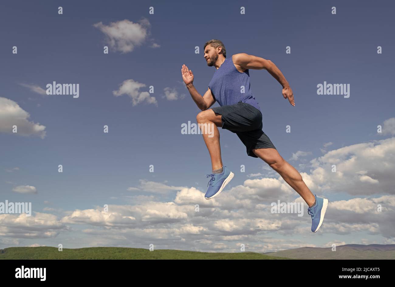 activité d'entraînement. homme en bonne santé sautant. homme en forme physique dans les vêtements de sport. plein d'énergie. Banque D'Images