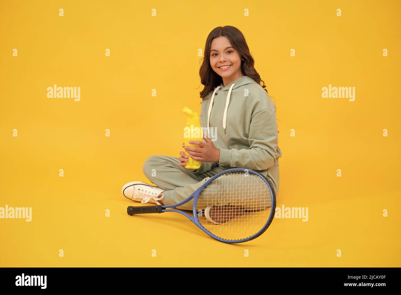 une fille se détende après un entraînement sportif. dédié à la remise en forme. joueur de tennis ou de badminton. Banque D'Images