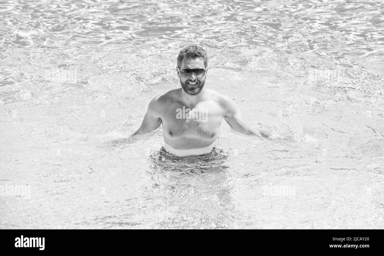 Temps libre et journée libre. Détendez-vous. Détendez-vous en nageant. Vacances station thermale d'été. Banque D'Images