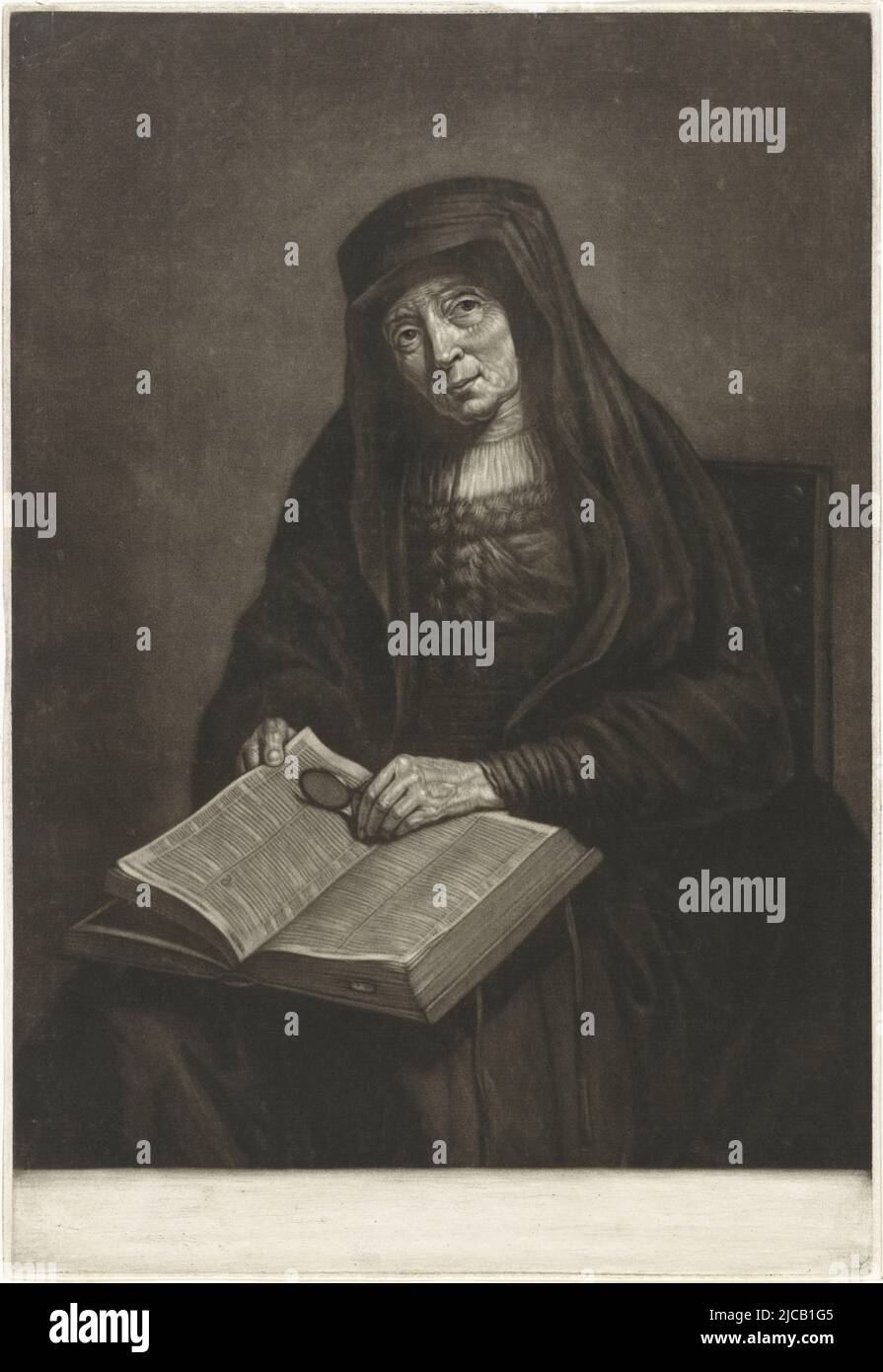 Vieille femme avec une bible sur ses genoux, peut-être la mère de Rembrandt, imprimeur: Pieter Louw, après: Rembrandt van Rijn, (éventuellement), Amsterdam, 1743 - 1800, papier, h 351 mm × l 240 mm Banque D'Images