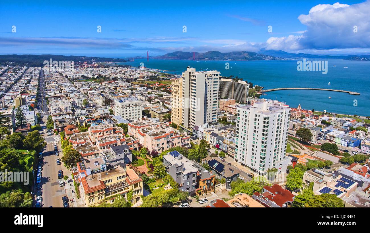 Vue imprenable sur la côte depuis le haut de la ville de San Francisco Banque D'Images