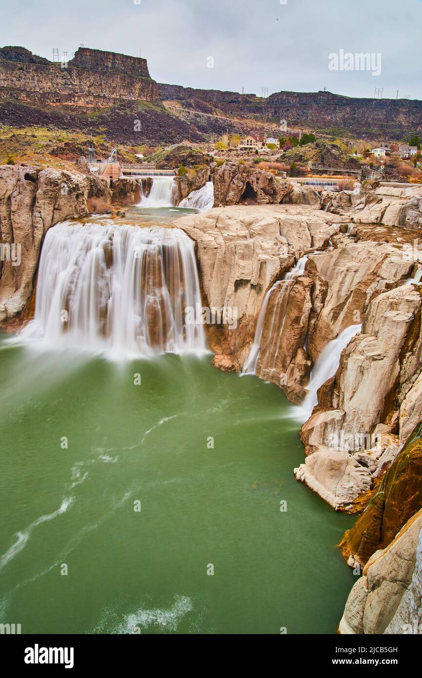 Eaux de source aux chutes Shoshone, dans l'Idaho, avec des roches breuses Banque D'Images