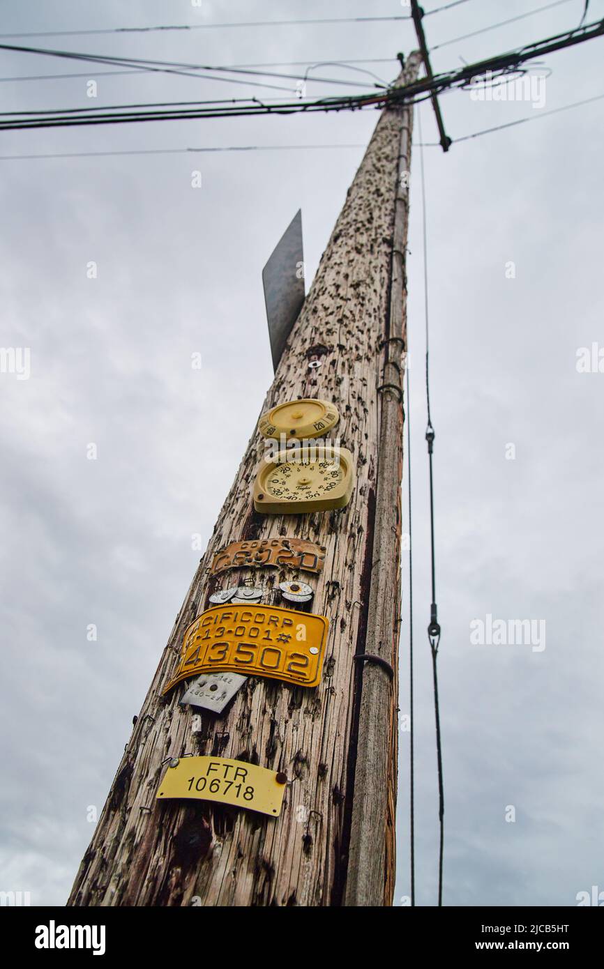 Un poteau téléphonique difficile le jour de la fonte en Californie Banque D'Images