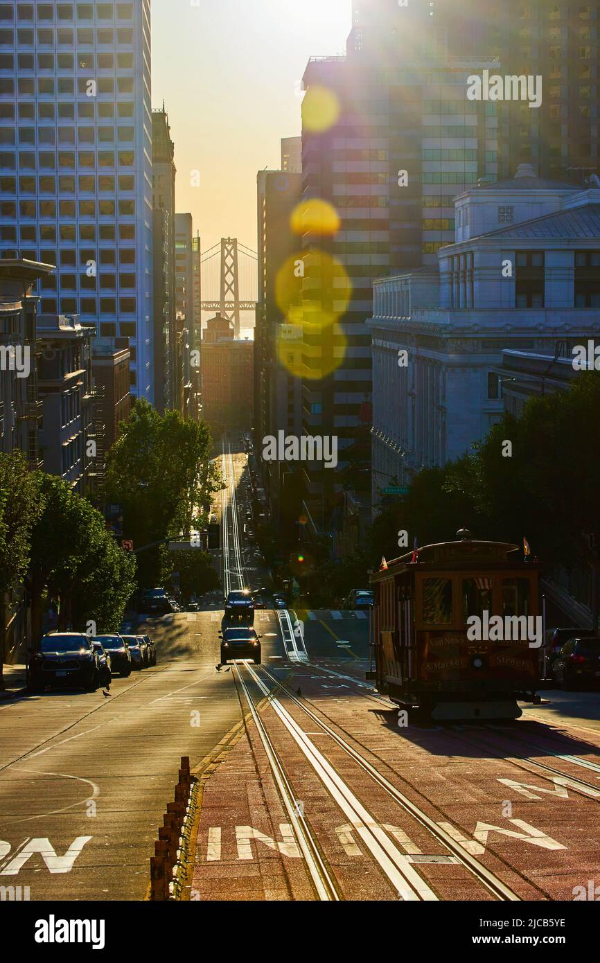 Tramway en direction d'Oakland Bay Bridge entre les gratte-ciel, au petit matin Banque D'Images