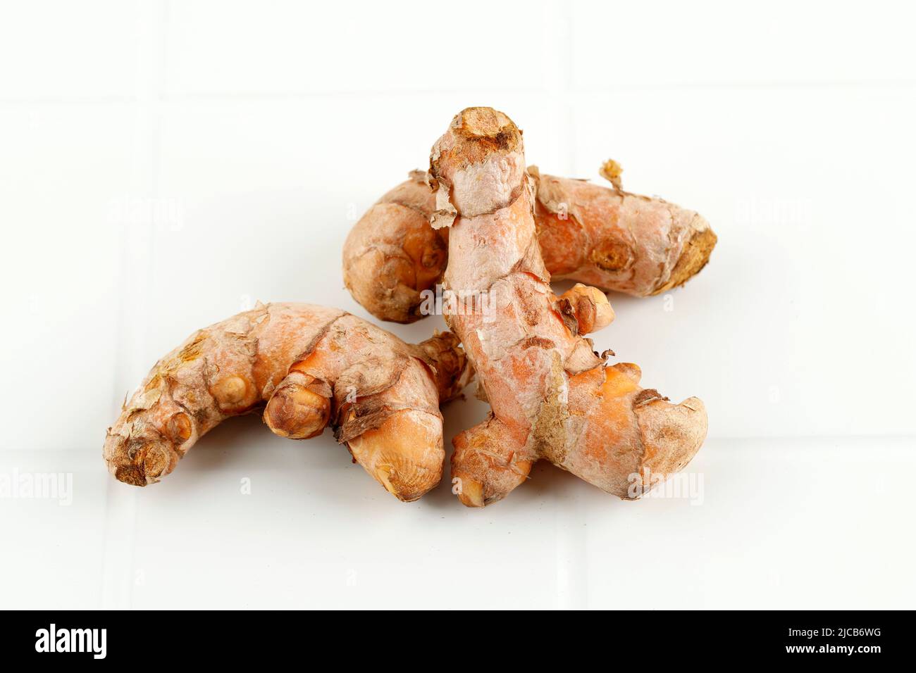 Curcuma curcuma curcuma Longa Linn) racine de rhizome isolée sur fond blanc. Copier l'espace Banque D'Images