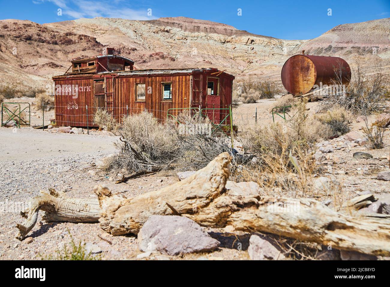Désert de sable à côté du train abandonné Union Pacific Ghost Town train Banque D'Images