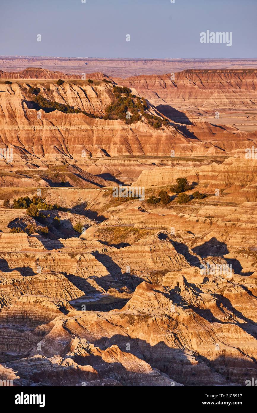 Le lever du soleil crée des ombres spectaculaires sur les Badlands dans le Dakota du Sud Banque D'Images