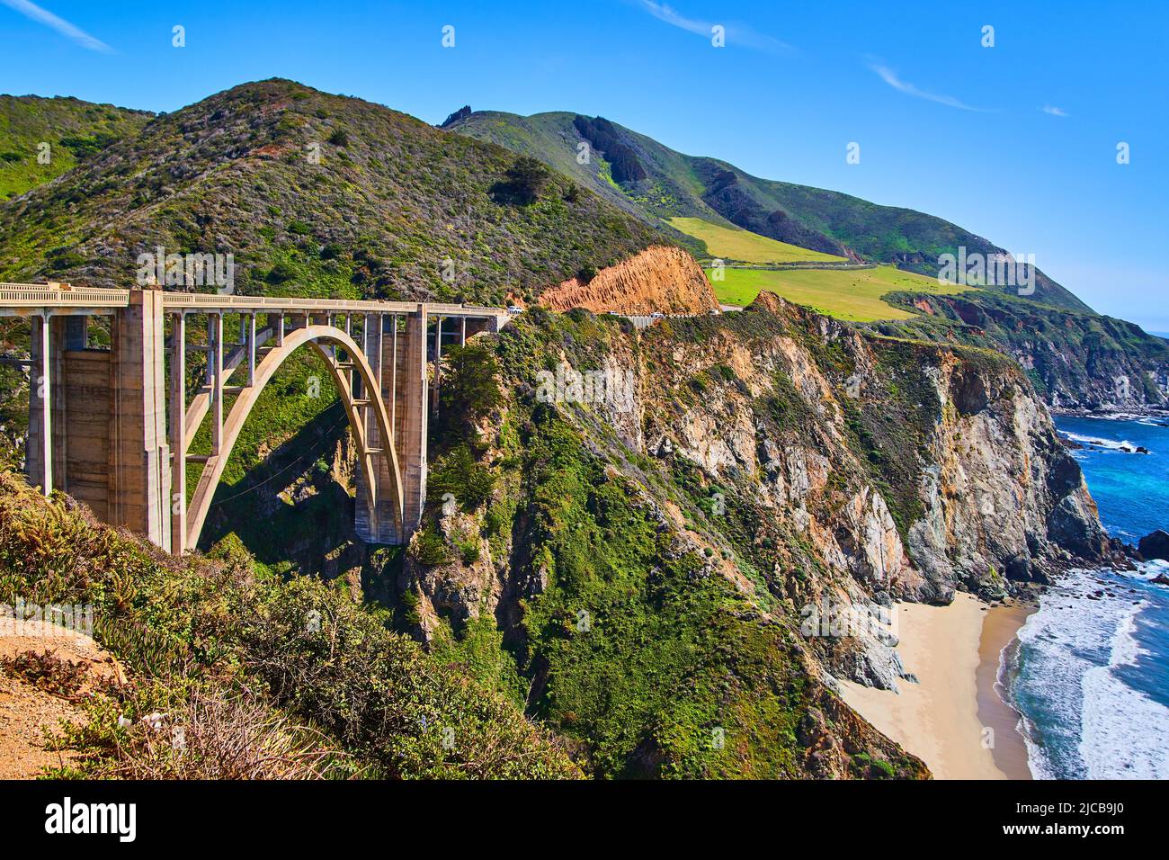 Magnifique pont de Bixby voûté sur la côte ouest avec plages, montagnes et océan Banque D'Images