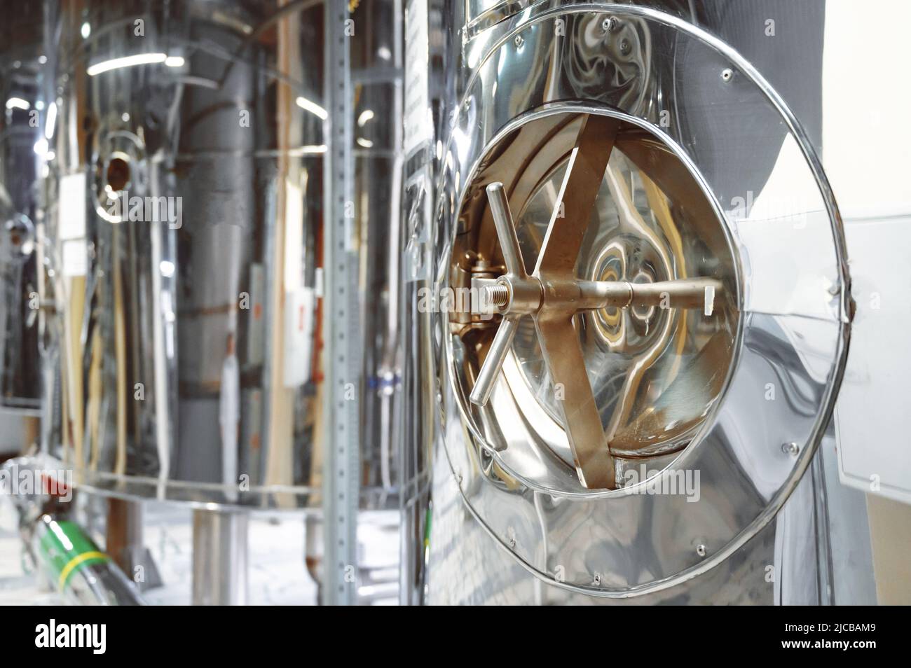 Énorme réservoir et système de tuyauterie complexe de pompage de liquides Banque D'Images